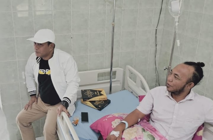 Wakil Bupati Pamekasan, H. Sukriyanto Topi putih saat jenguk Zaini Wer Wer di RSUD Smart Pamekasan. Rabu, 18/02/2026.