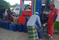 Caption: Petugas SPBU di Desa Panyepen Saat Melakukan Pengisian BBM Pertalite ke Jerigen Plastik (Sumber Foto: Warga ke Pilar Pos)