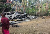 Caption: Warga Melintas dan Melihat Kondisi Dua Kendaraan Mobil Yang Hangus Terbakar di Desa Tolang (Sumber Foto: Milik Warga/Pilar Pos)