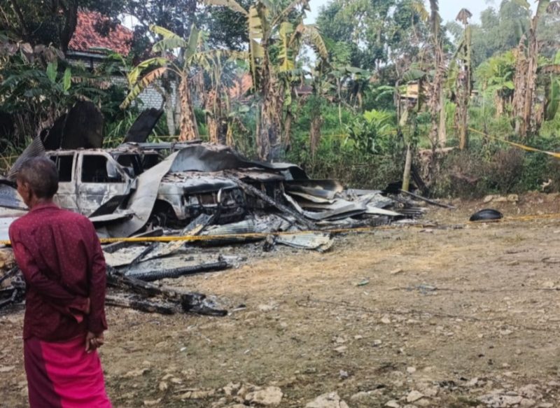 Caption: Warga Melintas dan Melihat Kondisi Dua Kendaraan Mobil Yang Hangus Terbakar di Desa Tolang (Sumber Foto: Milik Warga/Pilar Pos)