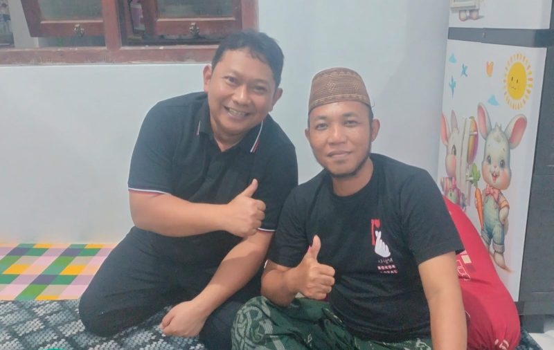 Kasat Reskrim Polres Pamekasan AKP Yoyok Hardianto S.H, saat jenguk Zaini Werwer wer du kediamannya, Minggu, 22/02/2026.