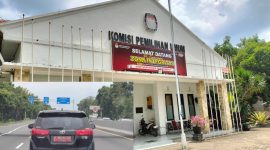 Caption: Kantor KPU Sampang dan Mobil Dinas Pelat Merah Saat Melintas di Tol Surabaya saat Libur Lebaran IdulFitri 2026 (Sumber Foto: Agus Junaidi/Pilar Pos)
