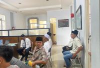Caption: Lima Narapidana Perkara PAW Desa Gugul Saat Proses Penandatanganan Bebas di Bapas Pamekasan (Sumber Foto: Ridho/Pilar Pos)