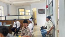 Caption: Lima Narapidana Perkara PAW Desa Gugul Saat Proses Penandatanganan Bebas di Bapas Pamekasan (Sumber Foto: Ridho/Pilar Pos)