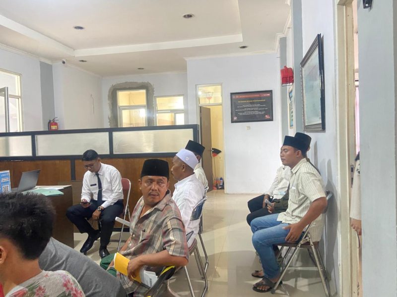 Caption: Lima Narapidana Perkara PAW Desa Gugul Saat Proses Penandatanganan Bebas di Bapas Pamekasan (Sumber Foto: Ridho/Pilar Pos)
