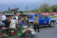 Caption: SDM PKH Sampang Saat Bagikan Seribu Takjil Gratis di Jalan Raya Depan Alu-Alun Trunojoyo Sampang (Sumber Foto: Agus Junaidi/Pilar Pos)