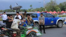Caption: SDM PKH Sampang Saat Bagikan Seribu Takjil Gratis di Jalan Raya Depan Alu-Alun Trunojoyo Sampang (Sumber Foto: Agus Junaidi/Pilar Pos)