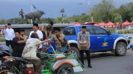 Caption: SDM PKH Sampang Saat Bagikan Seribu Takjil Gratis di Jalan Raya Depan Alu-Alun Trunojoyo Sampang (Sumber Foto: Agus Junaidi/Pilar Pos)