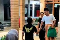 Remaja Belakang Kecamatan (REBECA) Waru yang berbasis di Dusun Tobalang III, Desa Waru Barat, Kecamatan Waru, Kabupaten Pamekasan menggelar kegiatan santunan Ramadan bertajuk “Rebeca Berbagi dan Buka Puasa Bersama”, Selasa (17/3/2026).