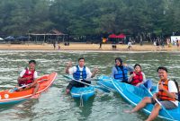 Caption: Wisatawan Saat Berkunjung dan Bermain Wahana di Wisata Pantai Lon Malang di Desa Bira Tengah, Kecamatan Sokobanah, Kabupaten Sampang (Sumber Foto: dok/Pilar Pos)