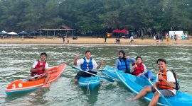 Caption: Wisatawan Saat Berkunjung dan Bermain Wahana di Wisata Pantai Lon Malang di Desa Bira Tengah, Kecamatan Sokobanah, Kabupaten Sampang (Sumber Foto: dok/Pilar Pos)