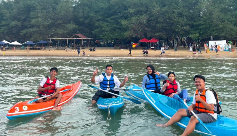 Caption: Wisatawan Saat Berkunjung dan Bermain Wahana di Wisata Pantai Lon Malang di Desa Bira Tengah, Kecamatan Sokobanah, Kabupaten Sampang (Sumber Foto: dok/Pilar Pos)