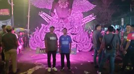 Caption: Group Musik Tradisional Daul Dug-Dug Putra Barisan dari Kampoeng Barisan Reng Manggis dan Dua Tokoh Pemuda Manggis (Sumber Foto: Agus Junaidi/Pilar Pos)