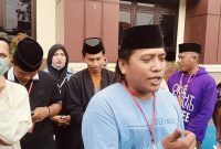 Caption: Matdiri Mewakili Puluhan Warga Ketapang Daya Saat Memberikan Keterangan Kepada Sejumlah Wartawan di Halaman Kantor Pengadilan Negeri Sampang (Sumber Foto: Agus Junaidi/Pilar Pos)