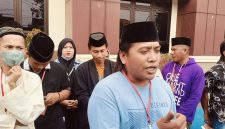 Caption: Matdiri Mewakili Puluhan Warga Ketapang Daya Saat Memberikan Keterangan Kepada Sejumlah Wartawan di Halaman Kantor Pengadilan Negeri Sampang (Sumber Foto: Agus Junaidi/Pilar Pos)