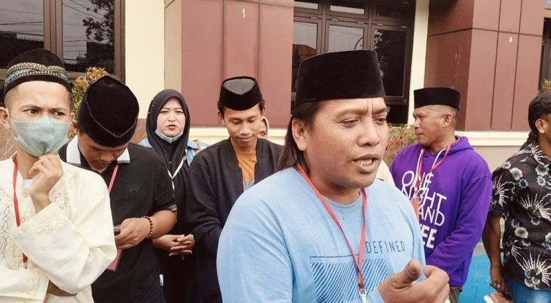Caption: Matdiri Mewakili Puluhan Warga Ketapang Daya Saat Memberikan Keterangan Kepada Sejumlah Wartawan di Halaman Kantor Pengadilan Negeri Sampang (Sumber Foto: Agus Junaidi/Pilar Pos)