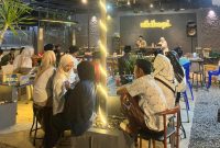 Caption: Mahfud, Politisi Partai PKS, Anggota DPRD Sampang Saat Menghadiri dan Mengisi Acara Diskusi Bersama Formasa Sampang di Niki Kopi (Sumber Foto: Agus Junaidi/Pilar Pos)