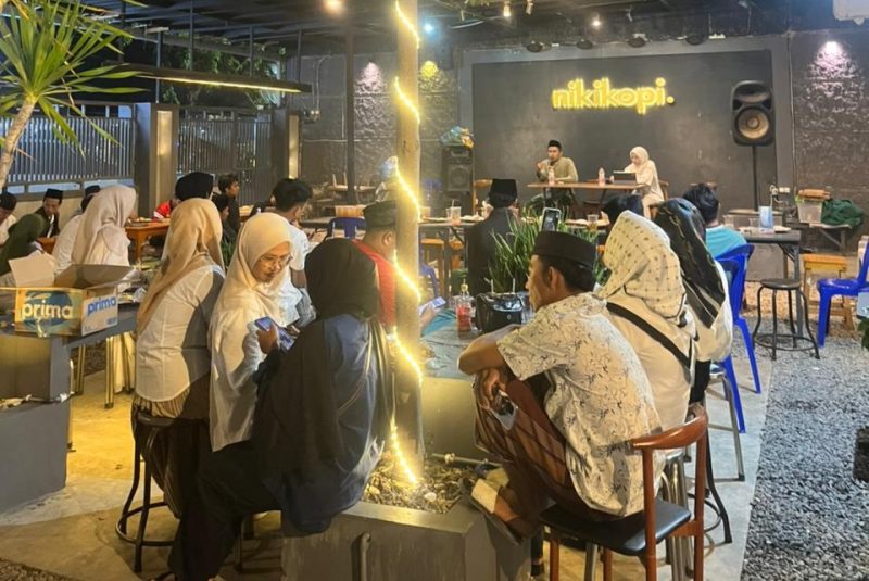 Caption: Mahfud, Politisi Partai PKS, Anggota DPRD Sampang Saat Menghadiri dan Mengisi Acara Diskusi Bersama Formasa Sampang di Niki Kopi (Sumber Foto: Agus Junaidi/Pilar Pos)