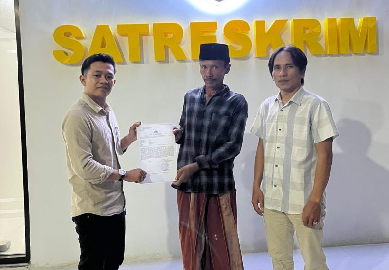 Caption: Abd. Ghani (tengah/pelapor) usai melakukan pelaporan di Polres Pamekasan (Sumber Foto: Ridho/Pilar Pos)