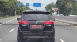 Caption: Mobil Jenis Toyota Innova Reborn Saat Melintas di Tol Waru Surabaya Saat Waktu Masa Libur Lebaran (Sumber Foto: Milik Warga/dok Pilar Pos)