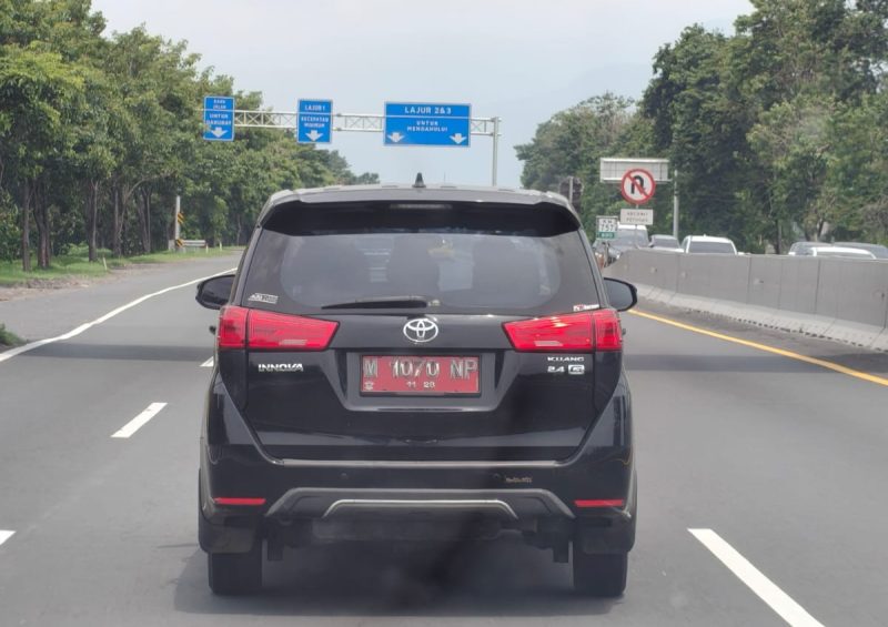Caption: Mobil Pelat Merah Kendaraan Fasilitas Negara (mobil dinas) saat Melintas di Tol Waru Surabaya (Sumber Foto: Milik Warga/dok Pilar Pos) 