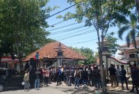 Caption: Aksi Demontrasi di Depan Kantor Bupati Pamekasan (Sumber Foto: Ridho/Pilar Pos)