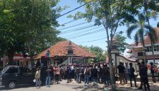 Caption: Aksi Demontrasi di Depan Kantor Bupati Pamekasan (Sumber Foto: Ridho/Pilar Pos)