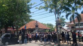 Caption: Aksi Demontrasi di Depan Kantor Bupati Pamekasan (Sumber Foto: Ridho/Pilar Pos)