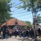 Caption: Aksi Demontrasi di Depan Kantor Bupati Pamekasan (Sumber Foto: Ridho/Pilar Pos)