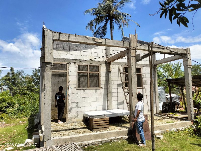 Caption: Kondisi Proyek Pembangunan RKB PAUD Hidayah Arrum di Daerah Kecamatan Kedundung, Kabupaten Sampang (Sumber Foto: Agus Junaidi/Pilar Pos)