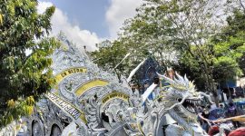 Caption: Peserta Daul Dug-Dug Raden Pengobar Nomor Urut 09 dari CV Nizam Jaya Saat Melakukan Persiapan Tampil di Parade Daul ComboDug 2026 di Jalan Raya Sampang (Sumber Foto: Agus Junaidi/Pilar Pos)