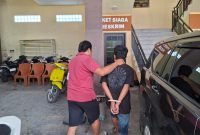 Caption: Pelaku Penipuan Yang Ditangkap dan Dibawa ke Ruangan Penyidik Polres Sampang (Sumber Foto: Humas Polres Sampang/Pilar Pos)