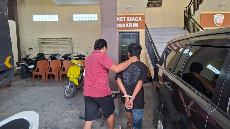 Caption: Pelaku Penipuan Yang Ditangkap dan Dibawa ke Ruangan Penyidik Polres Sampang (Sumber Foto: Humas Polres Sampang/Pilar Pos)