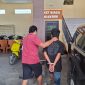 Caption: Pelaku Penipuan Yang Ditangkap dan Dibawa ke Ruangan Penyidik Polres Sampang (Sumber Foto: Humas Polres Sampang/Pilar Pos)