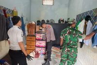 Caption: Humas Rutan Kelas IIB Sampang, Panca Agung Laksono Bersama TNI, Polri Saat Melakukan Razia di Kamar Warga Binaan di Rutan Sampang (Sumber Foto: Humas Rutan Sampang/Pilar Pos)