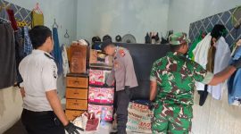 Caption: Humas Rutan Kelas IIB Sampang, Panca Agung Laksono Bersama TNI, Polri Saat Melakukan Razia di Kamar Warga Binaan di Rutan Sampang (Sumber Foto: Humas Rutan Sampang/Pilar Pos)