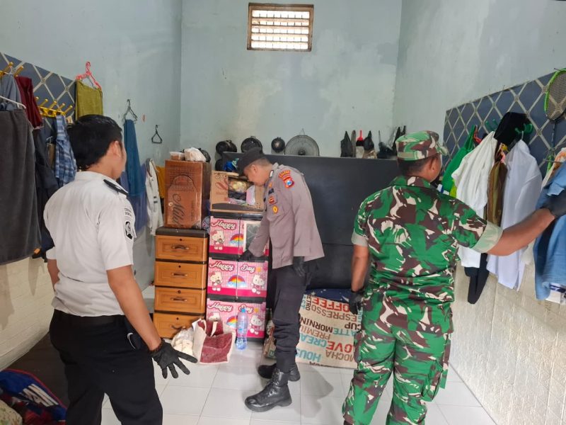 Caption: Humas Rutan Kelas IIB Sampang, Panca Agung Laksono Bersama TNI, Polri Saat Melakukan Razia di Kamar Warga Binaan di Rutan Sampang (Sumber Foto: Humas Rutan Sampang/Pilar Pos)