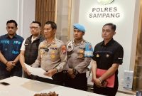 Caption: Kapolres Sampang AKBP Hartono, Didampingi Kasat Narkoba, KBO Narkoba, Kasi Humas, dan Propam Polres Sampang Saat Pers Rilis Tangkap Bandar Narkoba 3 Kg Lintas Pulau di Polres Setempat (Sumber Foto: Agus Junaidi/Pilar Pos)