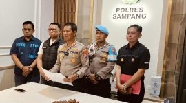 Caption: Kapolres Sampang AKBP Hartono, Didampingi Kasat Narkoba, KBO Narkoba, Kasi Humas, dan Propam Polres Sampang Saat Pers Rilis Tangkap Bandar Narkoba 3 Kg Lintas Pulau di Polres Setempat (Sumber Foto: Agus Junaidi/Pilar Pos)
