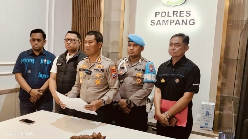 Caption: Kapolres Sampang AKBP Hartono, Didampingi Kasat Narkoba, KBO Narkoba, Kasi Humas, dan Propam Polres Sampang Saat Pers Rilis Tangkap Bandar Narkoba 3 Kg Lintas Pulau di Polres Setempat (Sumber Foto: Agus Junaidi/Pilar Pos)