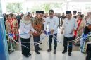 Caption: Bupati Sampang H. Slamet Junaidi Bersama Ketua Komisi IV DPRD Sampang Saat Meresmikan Puskesmas Karang Penang (Sumber Foto: Agus Junaidi/Pilar Pos)