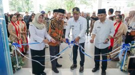 Caption: Bupati Sampang H. Slamet Junaidi Bersama Ketua Komisi IV DPRD Sampang Saat Meresmikan Puskesmas Karang Penang (Sumber Foto: Agus Junaidi/Pilar Pos)