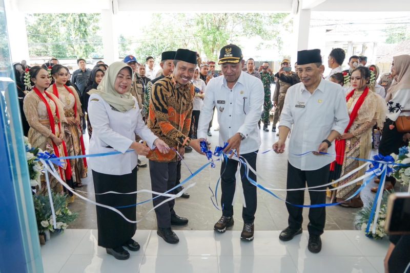 Caption: Bupati Sampang H. Slamet Junaidi Bersama Ketua Komisi IV DPRD Sampang Saat Meresmikan Puskesmas Karang Penang (Sumber Foto: Agus Junaidi/Pilar Pos)