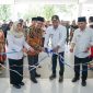 Caption: Bupati Sampang H. Slamet Junaidi Bersama Ketua Komisi IV DPRD Sampang Saat Meresmikan Puskesmas Karang Penang (Sumber Foto: Agus Junaidi/Pilar Pos)