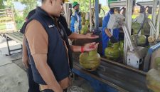 Caption: Kanit Tipidsus Satreskrim Polres Sampang, Muammar Amin, Saat Melakukan Pengecekan LPG 3 Kg di SPBE PT Asa Perkasa Abimulya di Jalan Raya Camplong, Kabupaten Sampang (Sumber Foto: Humas Polres Sampang/Pilar Pos)
