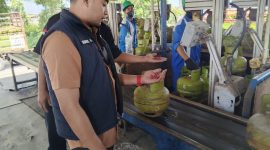 Caption: Kanit Tipidsus Satreskrim Polres Sampang, Muammar Amin, Saat Melakukan Pengecekan LPG 3 Kg di SPBE PT Asa Perkasa Abimulya di Jalan Raya Camplong, Kabupaten Sampang (Sumber Foto: Humas Polres Sampang/Pilar Pos)