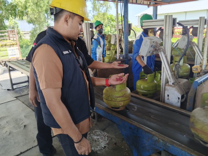 Caption: Kanit Tipidsus Satreskrim Polres Sampang, Muammar Amin, Saat Melakukan Pengecekan LPG 3 Kg di SPBE PT Asa Perkasa Abimulya di Jalan Raya Camplong, Kabupaten Sampang (Sumber Foto: Humas Polres Sampang/Pilar Pos)