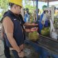 Caption: Kanit Tipidsus Satreskrim Polres Sampang, Muammar Amin, Saat Melakukan Pengecekan LPG 3 Kg di SPBE PT Asa Perkasa Abimulya di Jalan Raya Camplong, Kabupaten Sampang (Sumber Foto: Humas Polres Sampang/Pilar Pos)