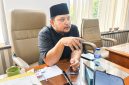 Caption: Muhammad Nur Mustakim, Sekretaris Komisi II DPRD Sampang Saat Diwawancarai Beberapa Wartawan di Ruang Kerjanya (Sumber Foto: Agus Junaidi/Pilar Pos)