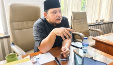 Caption: Muhammad Nur Mustakim, Sekretaris Komisi II DPRD Sampang Saat Diwawancarai Beberapa Wartawan di Ruang Kerjanya (Sumber Foto: Agus Junaidi/Pilar Pos)